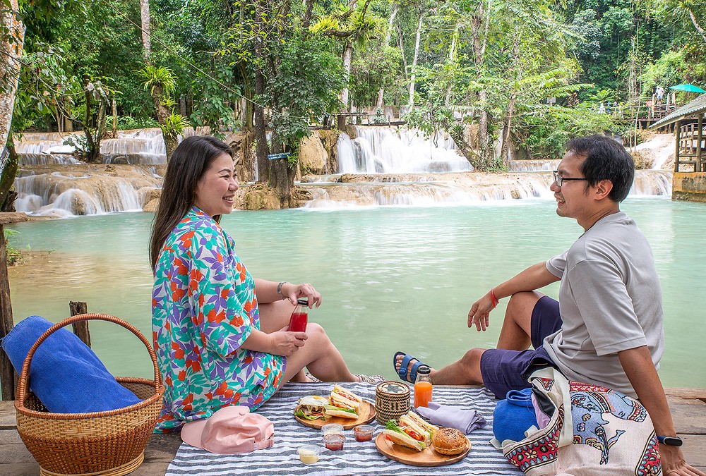 picnic-at-kuang-si-waterfall