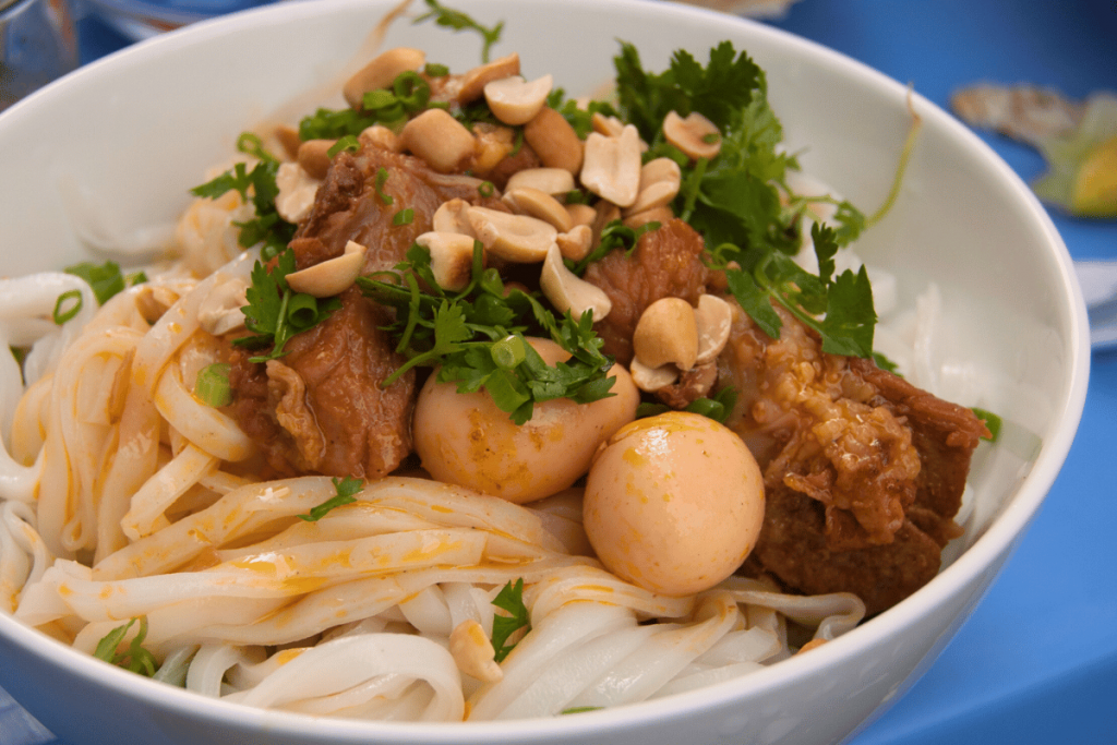 Fish Maw Mi Quang, Chicken and Egg Mi Quang Thi Da Nang