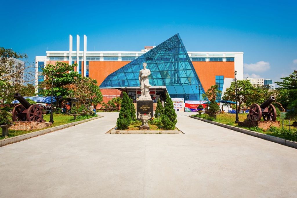 Lối vào Bảo tàng Đà Nẵng thể hiện rõ nét bản sắc văn hóa và lịch sử của thành phố