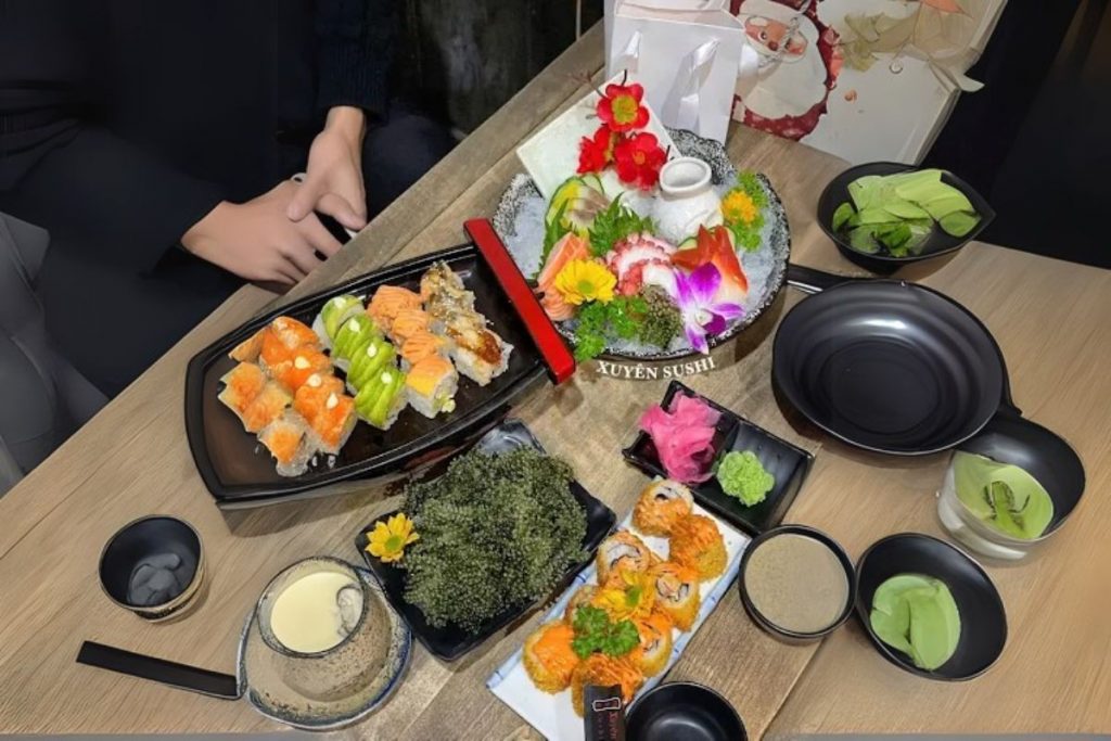  다낭의 Xuyen Sushi는 신선한 연어 사시미, 새우 니기리, 달콤한 소스를 곁들인 장어 스시로 유명한 아늑한 일본식 레스토랑입니다
