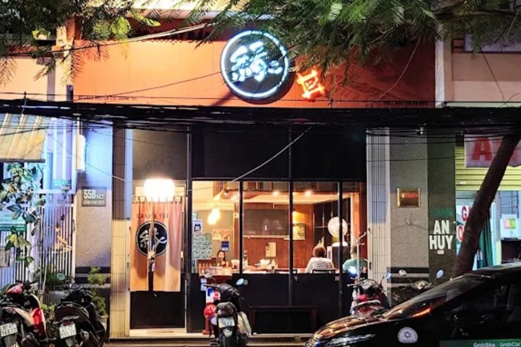 다낭의 Izakaya Yen은 전통 등불, 낮은 목재 테이블, 아늑한 도쿄 골목 분위기를 갖춘 일본식 이자카야입니다