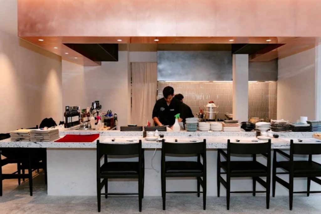 다낭의 Izakaya Yoshino Shoten은 돈코츠, 쇼유, 미소 라멘과 함께 교자와 차슈를 곁들인 정통 일본식 이자카야입니다