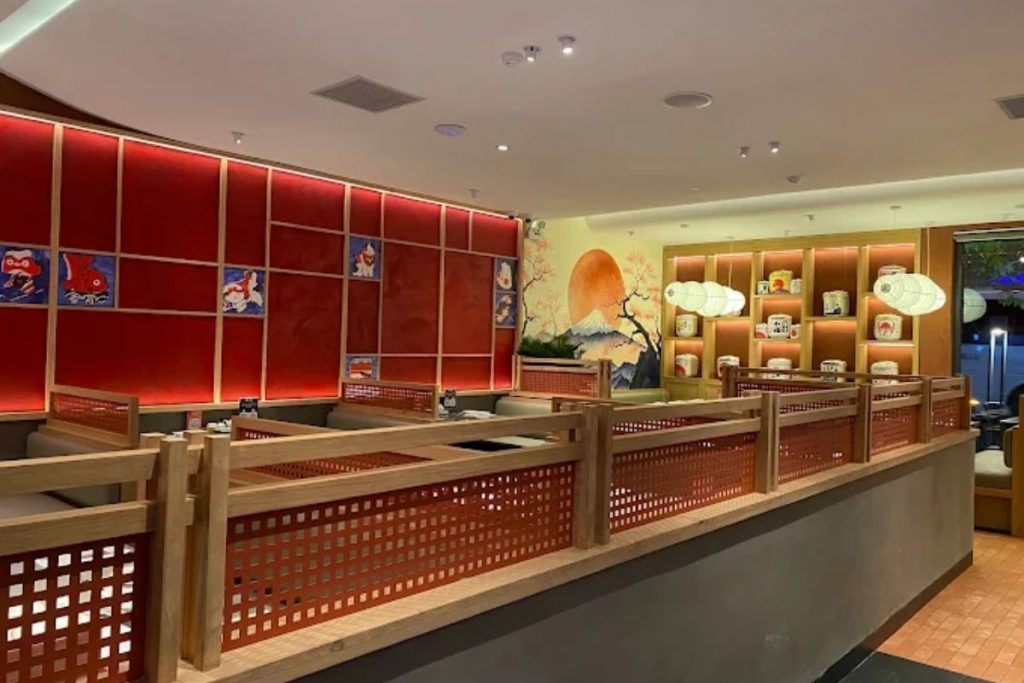 Ari Sushi는 신선한 수입 스시와 사시미, 그리고 풍미 가득한 게살 국수로 유명한 일식 레스토랑입니다