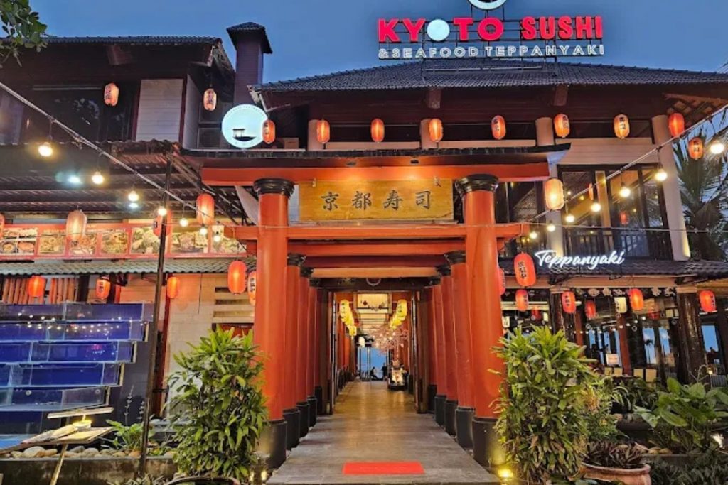 Kyoto Sushi & Teppanyaki는 셰프가 손님 앞에서 직접 조리하는 예술적인 철판구이로 유명한 일식 레스토랑입니다