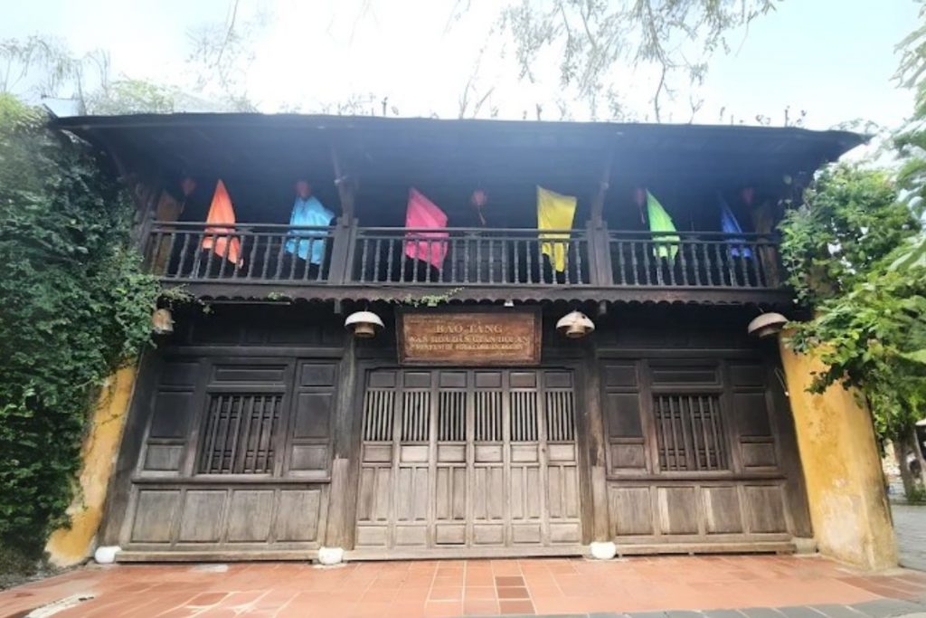 会安民俗文化博物馆：展出传统文物、服饰、乐器和日常用品，全面展示当地文化