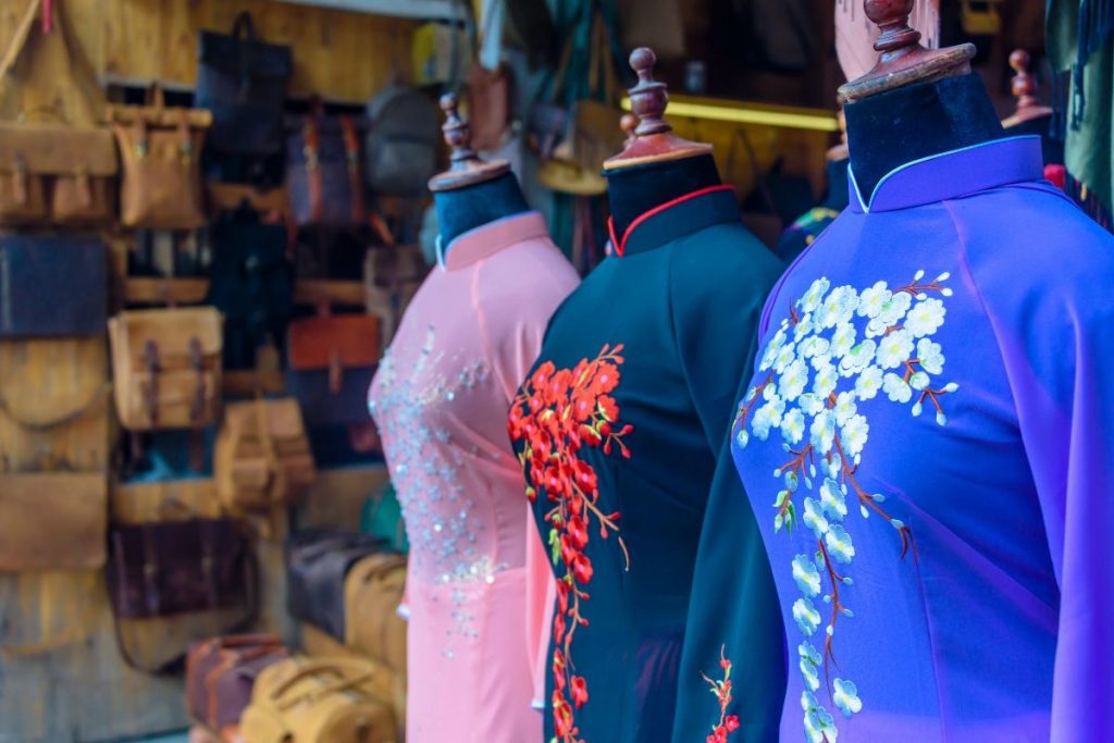 在会安体验快速裁缝服务，这里有数百家信誉良好、价格实惠的定制服装店