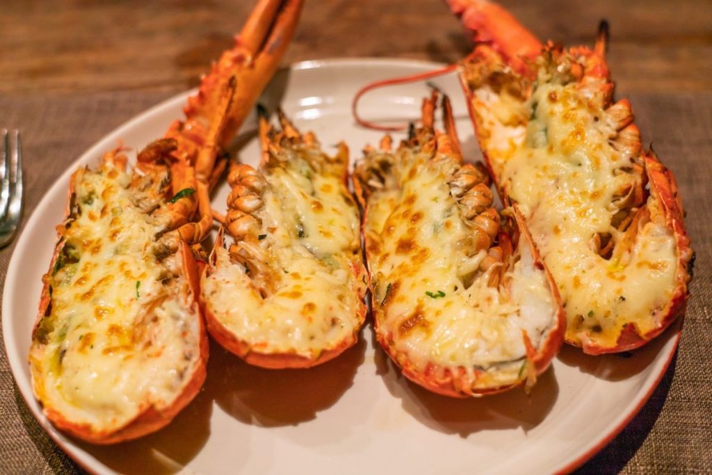 Set right on the shores of Cua Dai Beach, Hon Restaurant is well-known for its seafood and romantic seaside ambiance
