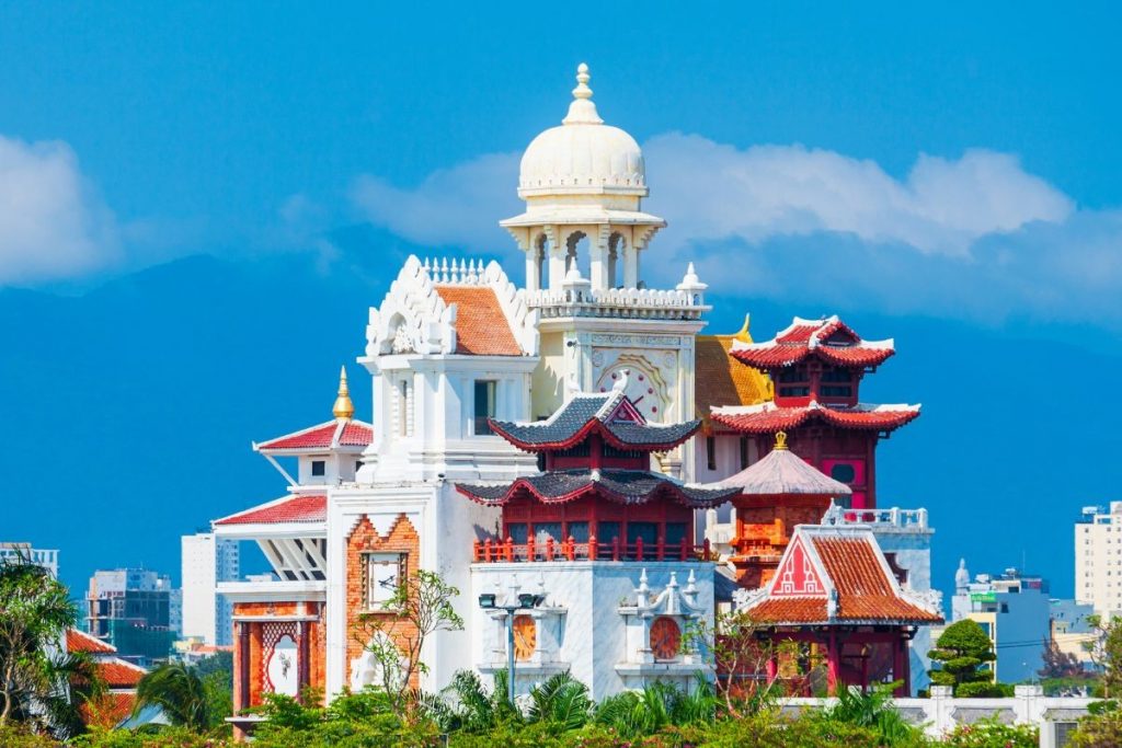 Tháp đồng hồ biểu tượng tại Da Nang Downtown với 9 mặt đại diện văn hóa