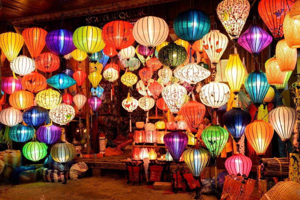 Đèn lồng nhiều màu sắc được trưng bày tại chợ Hội An trong một cửa hàng truyền thống