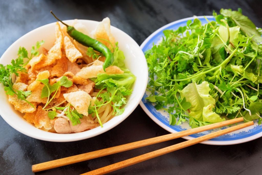 Cao Lầu – món mì đặc trưng của Hội An với thịt heo và rau thơm tươi.