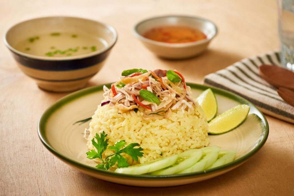 Cơm gà Hội An – món ăn địa phương nhất định phải thử với thịt gà xé và rau thơm.