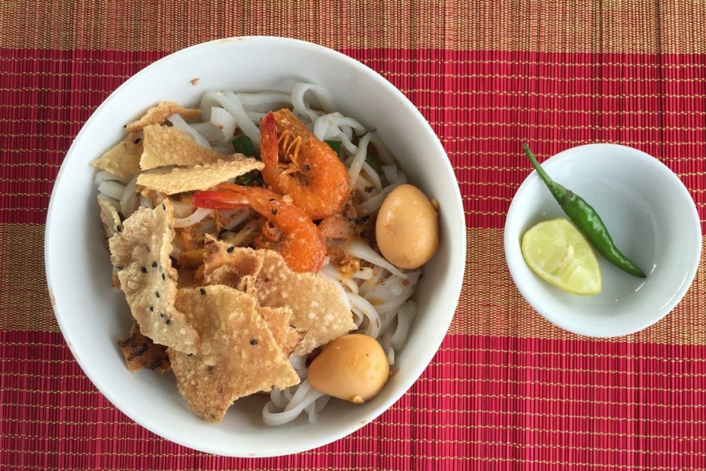 Mì Quảng – món mì Hội An với tôm, thịt và bánh tráng giòn.