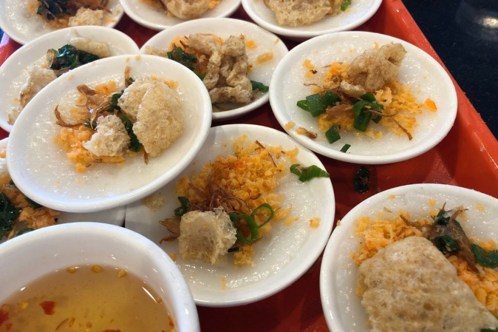 Bánh bèo, bánh nậm, bánh lọc – các loại bánh truyền thống Hội An với nhân mặn hấp dẫn.