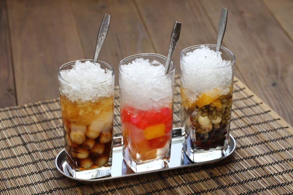 Chè Hội An – món tráng miệng ngọt của Việt Nam với đậu xanh và ngô.
