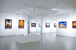도심 중심에 위치한 현대적인 외관의 다낭 미술관.