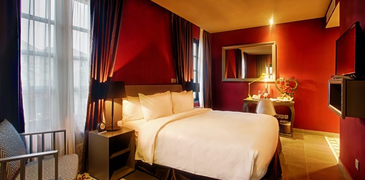 room_suites_deluxe-king-2