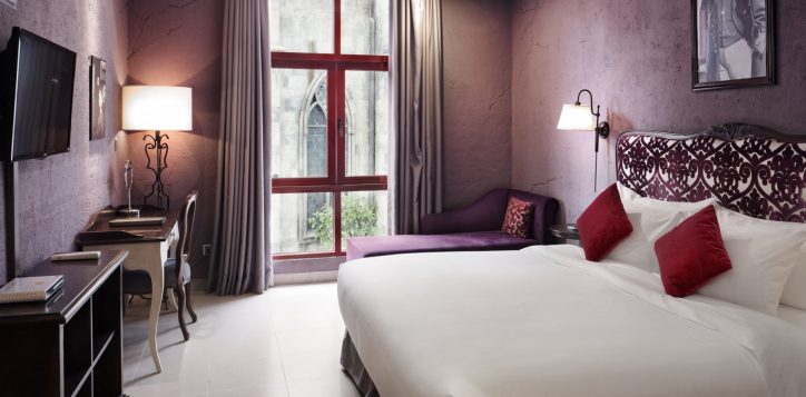 bedroom-with-window-web