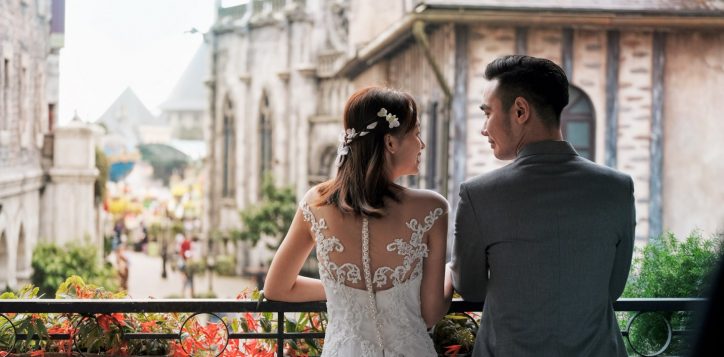 wedding-couple-on-the-balcony-11