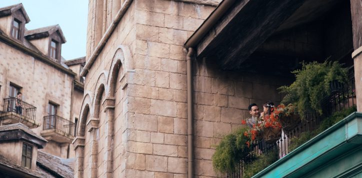 wedding-couple-on-the-balcony-31