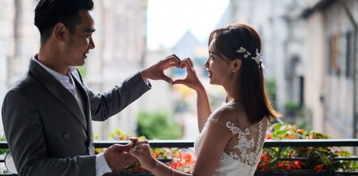 wedding-couple-on-the-balcony-22