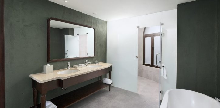 executive-suites-bathroom-web