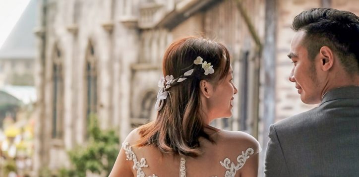 wedding-couple-on-the-balcony-15