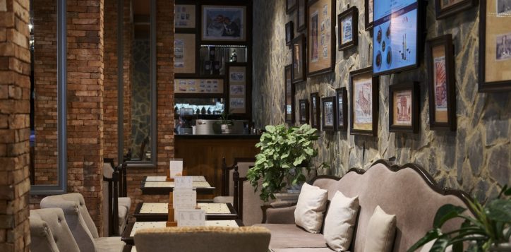 p1-01_frenchvillage__t3a1050_web-jpeg-srgb-2048px