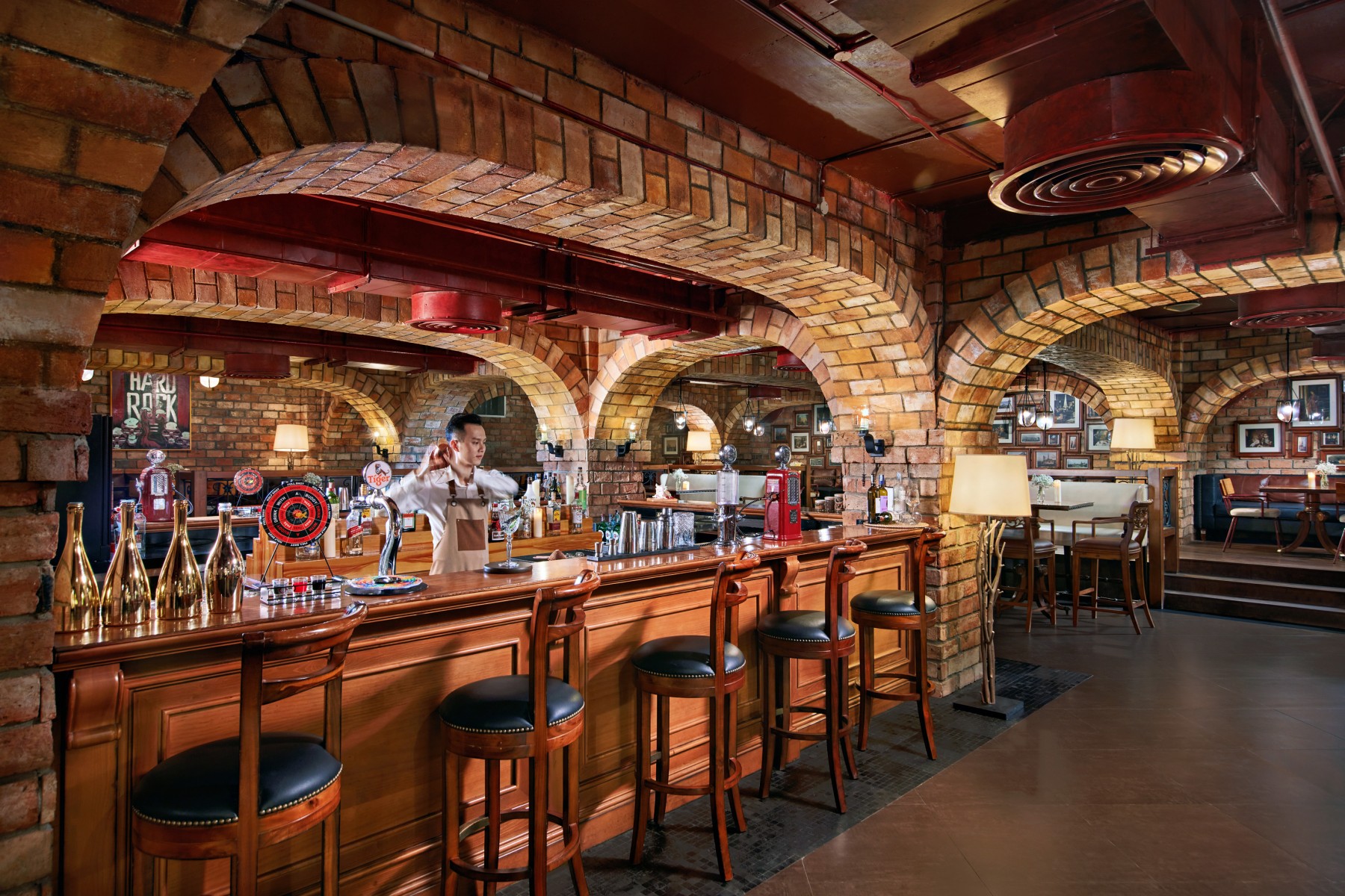 Có gì bên trong Bar La Taverne