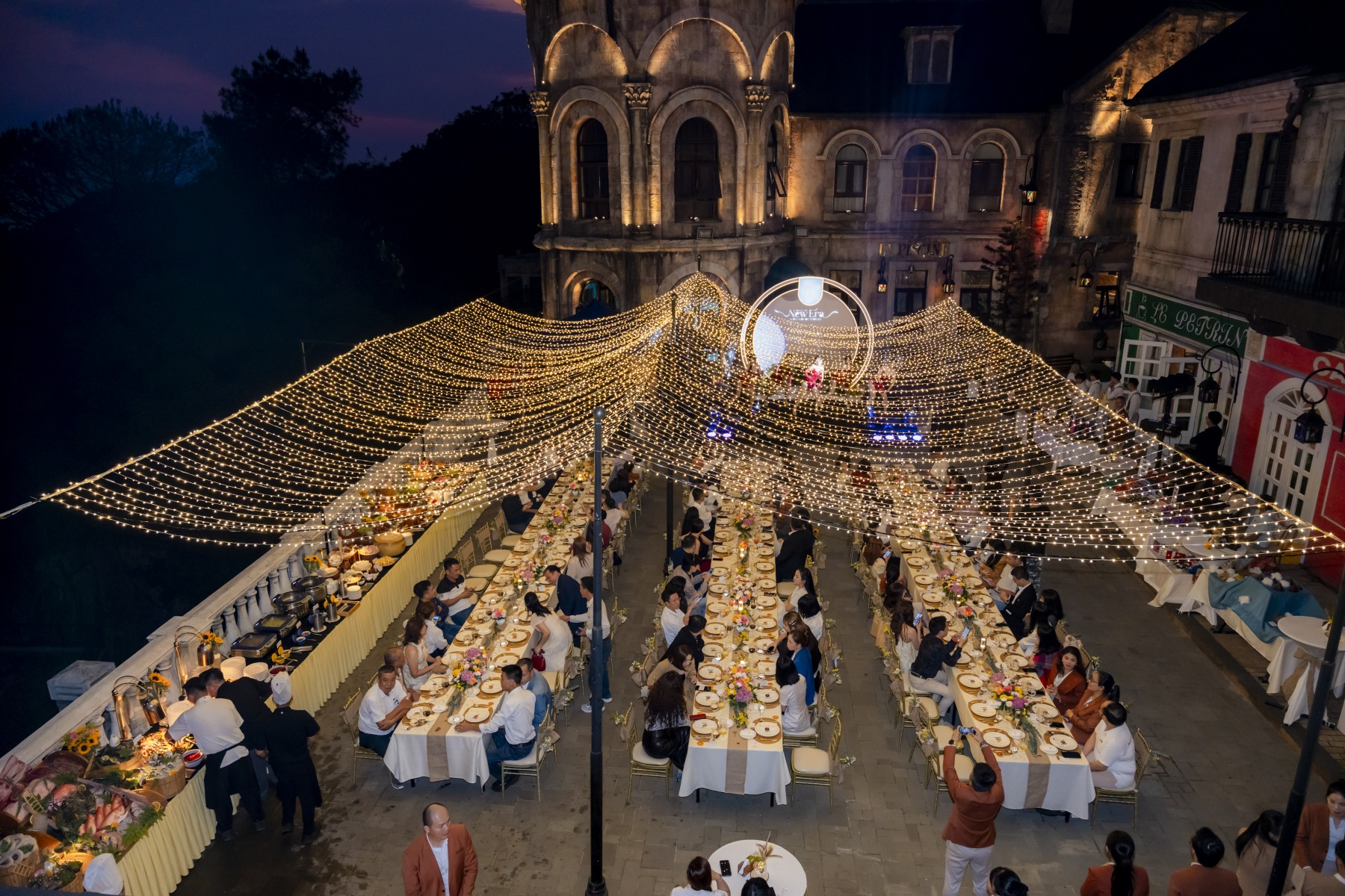 Gala Dinner กลางแจ้งท่ามกลาง French Village