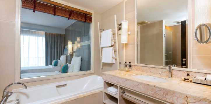 deluxe-room-with-sea-view