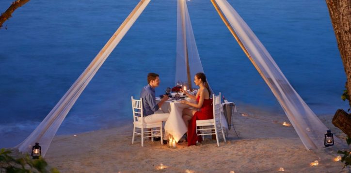 romantic-dinner-on-the-beach