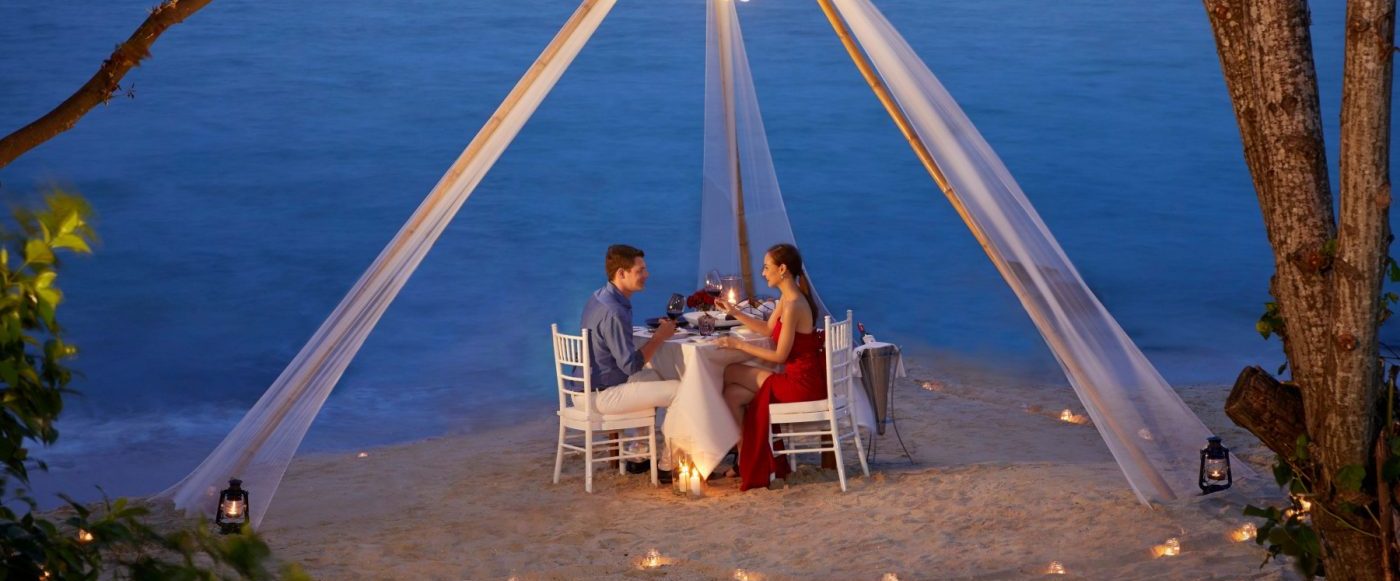 ROMANTIC DINNER ON THE BEACH