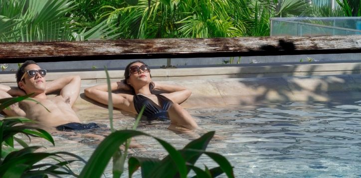 resort-style-swimming-pool-in-bangkok