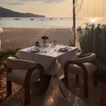 romantic-dinner-by-beach