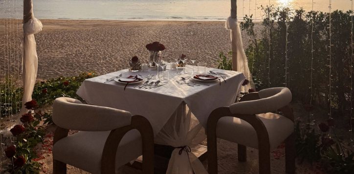 romantic-dinner-by-beach