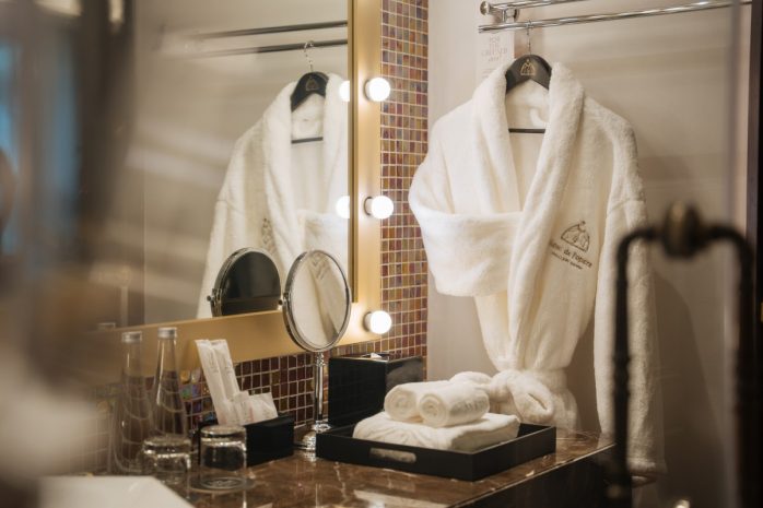 deluxe-room-king-or-twin-bed