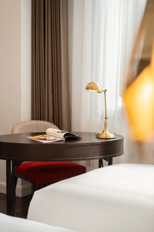 deluxe-room-king-or-twin-bed