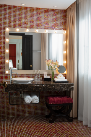 deluxe-room-king-or-twin-bed