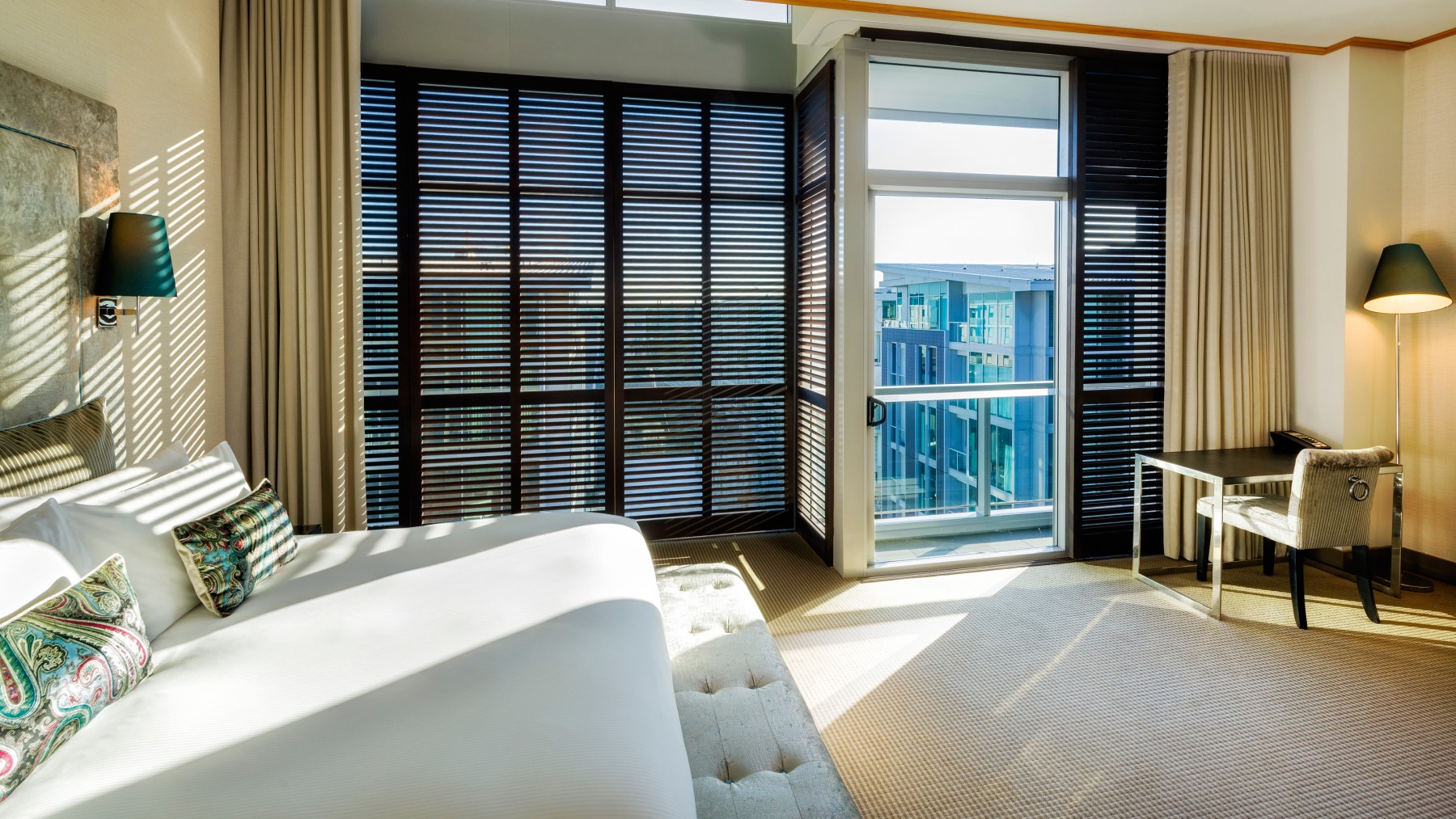 luxury-atrium-view-room