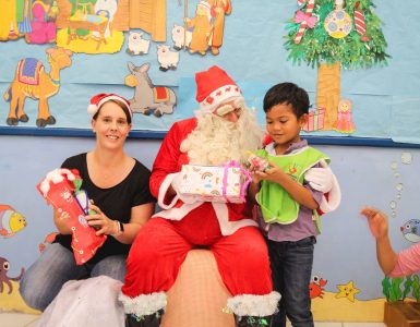 hand-to-hand-santa-visit