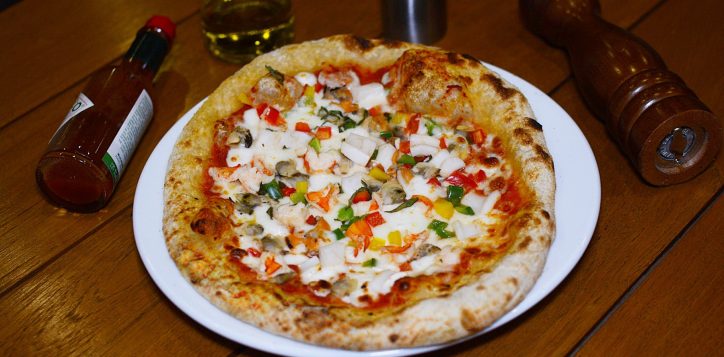 pizza-seafood-at-94-bar