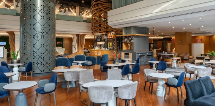 spacious-gourmet-bar