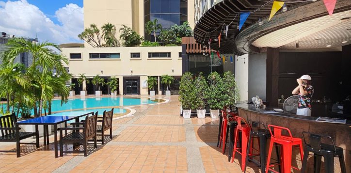 pool-bar-daytime