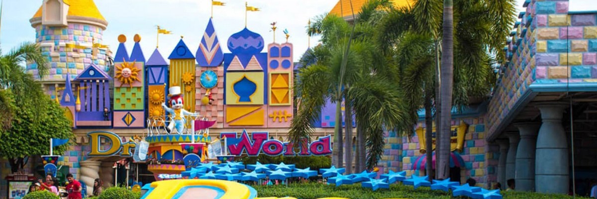 Dreamworld is an amusement park north of Bangkok. The park has