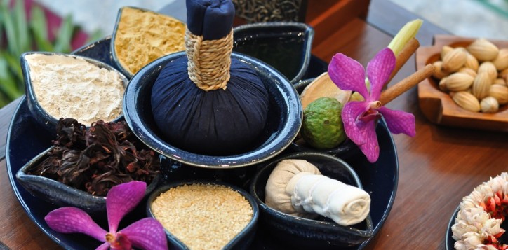 spa-thai-herbal-compress-massage