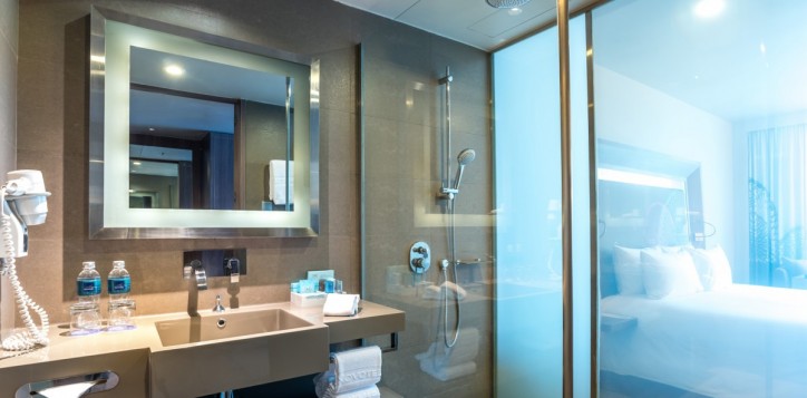 rooms-executive-room-king-bathroom-mg-off_1920x1080-2