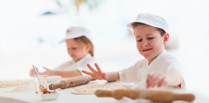 barsrestaurants-joekoolspoolsidegrill-kidsmakingpizza