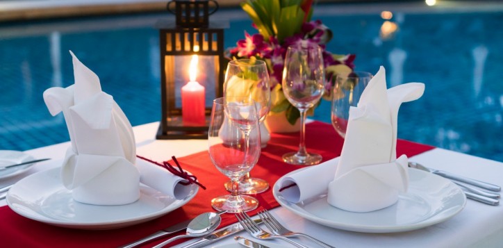 barsrestaurants-joekoolspoolsidegrill-romanticcandlelightdinner