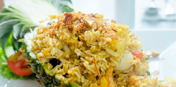 barsrestaurants-joekoolspoolsidegrill-friedricepineapple