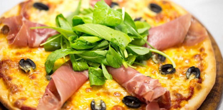 barsrestaurants-inroomdining-pizzacoke